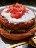 Hamburguesa de salmón con salsa de eneldo