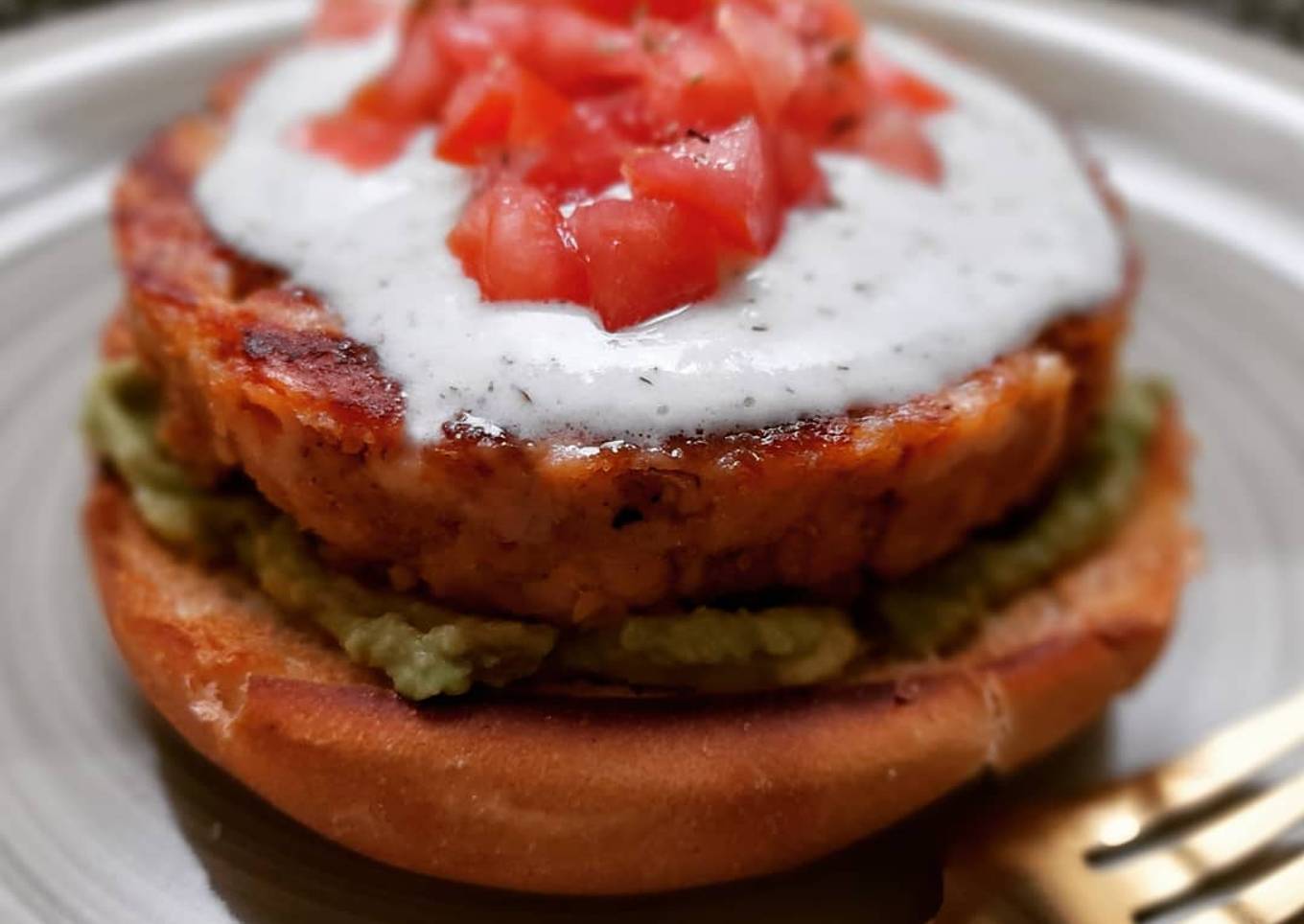 Hamburguesa de salmón con salsa de eneldo