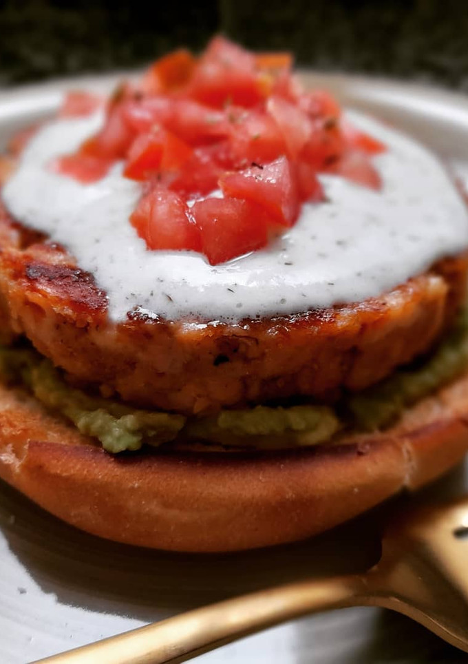 Una foto de Hamburguesa de salmón con salsa de eneldo