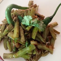 A picture of Cluster been stir fry.