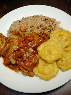 Una foto de Cerdo Frito con Sofrito, Patacones y Arroz de Cebolla & Frijolitos