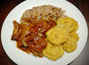 Una foto de Cerdo Frito con Sofrito, Patacones y Arroz de Cebolla & Frijolitos