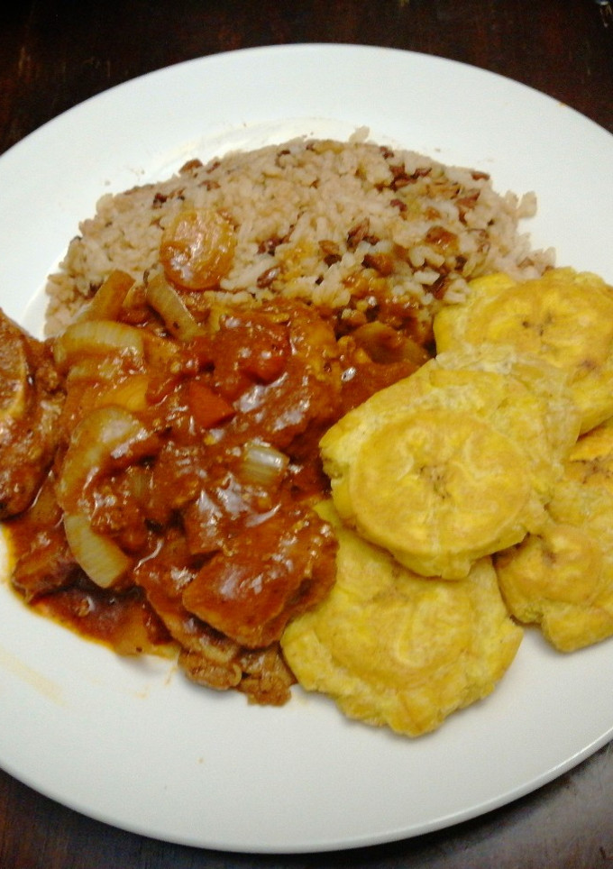 Una foto de Cerdo Frito con Sofrito, Patacones y Arroz de Cebolla & Frijolitos