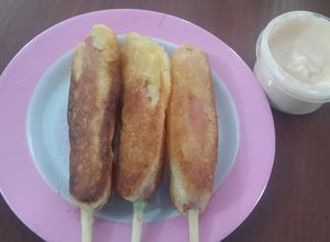 Una foto de Banderillas de salchichas de Hot cakes🍖