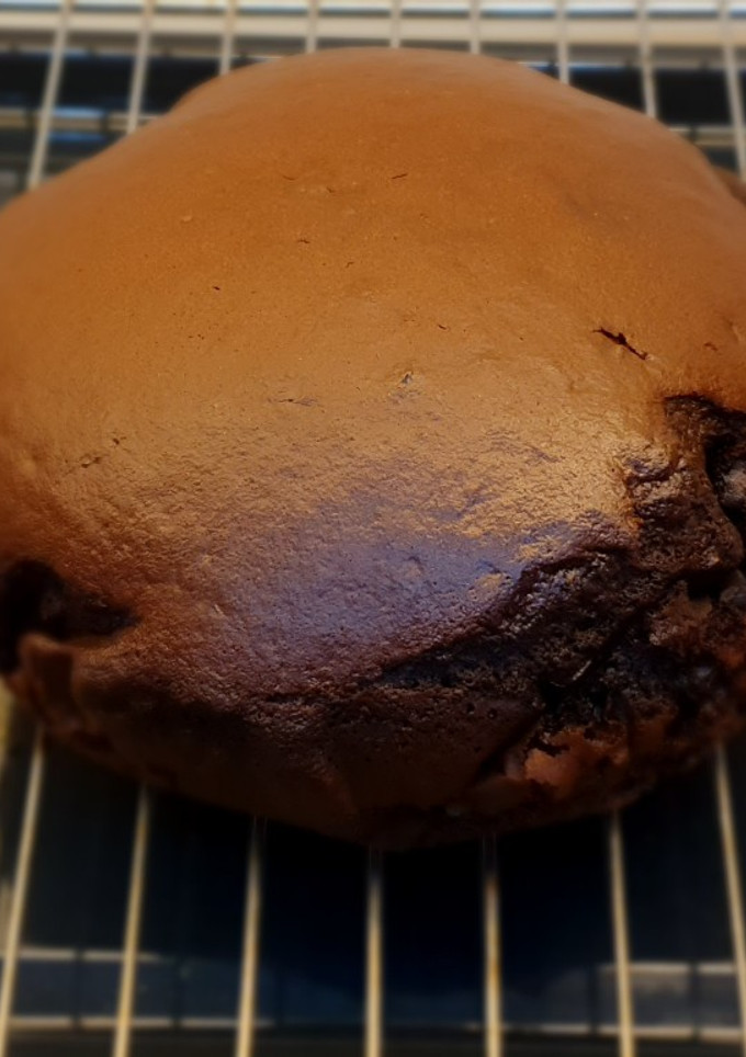 Una foto de Bizcocho esponjoso de chocolate (sin nata)