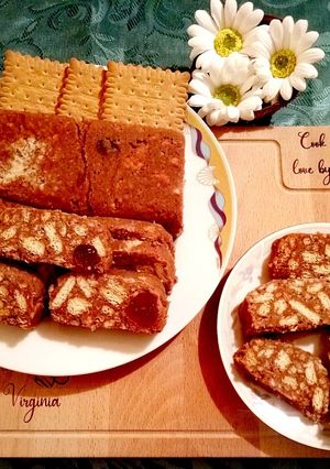 O poză a rețetei Rulada de biscuiți, cu ciocolată și cireșe întregi.