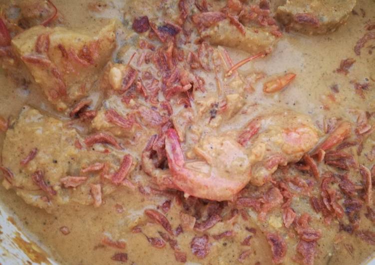 Prawn in coconut gravy (Chingri Machher malai curry)