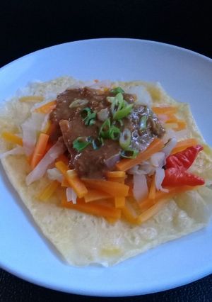 Foto resep Telur dadar + sayur siram saus kacang