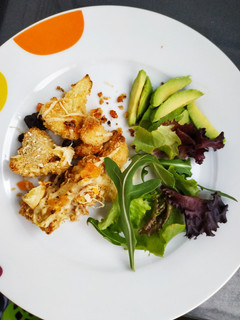 Una foto de Coliflor con mix de frutas deshidratadas y frutos secos