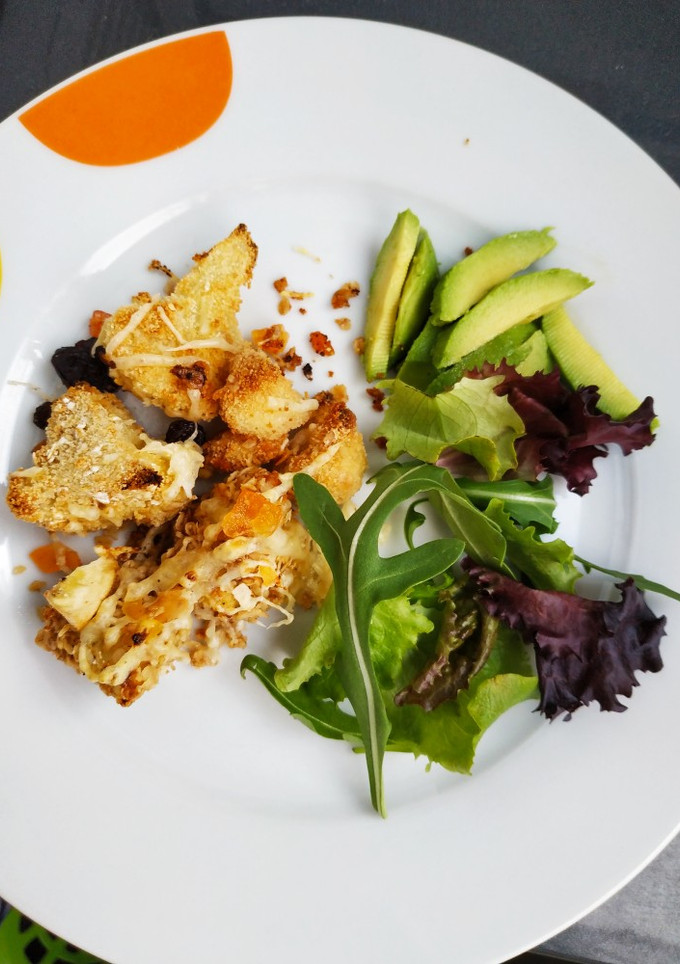 Una foto de Coliflor con mix de frutas deshidratadas y frutos secos