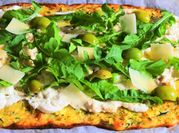 Una foto de pizza con rucula y parmesano