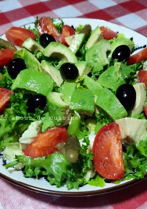 Une photo de Salade avocat laitue frisée et tomates 🥑🥬🍅