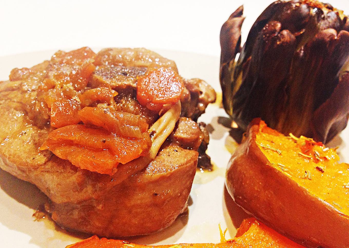 Ossobuco de pavo a la cerveza con calabaza y alcachofa horneadas