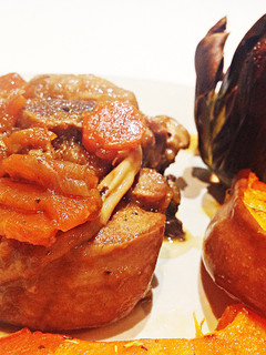 Una foto de Ossobuco de pavo a la cerveza con calabaza y alcachofa horneadas