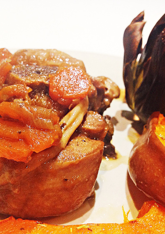 Una foto de Ossobuco de pavo a la cerveza con calabaza y alcachofa horneadas