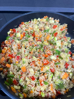 Una foto de Quinoa con verduras