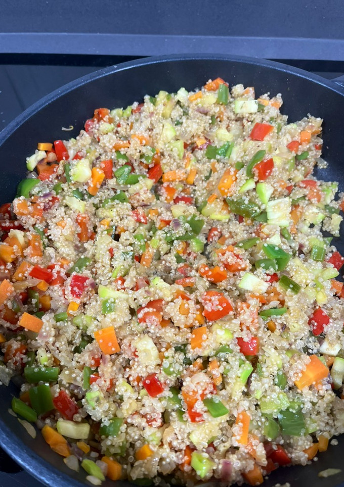 Una foto de Quinoa con verduras