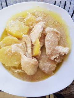 Una foto de Pollo y patatas con roquefort