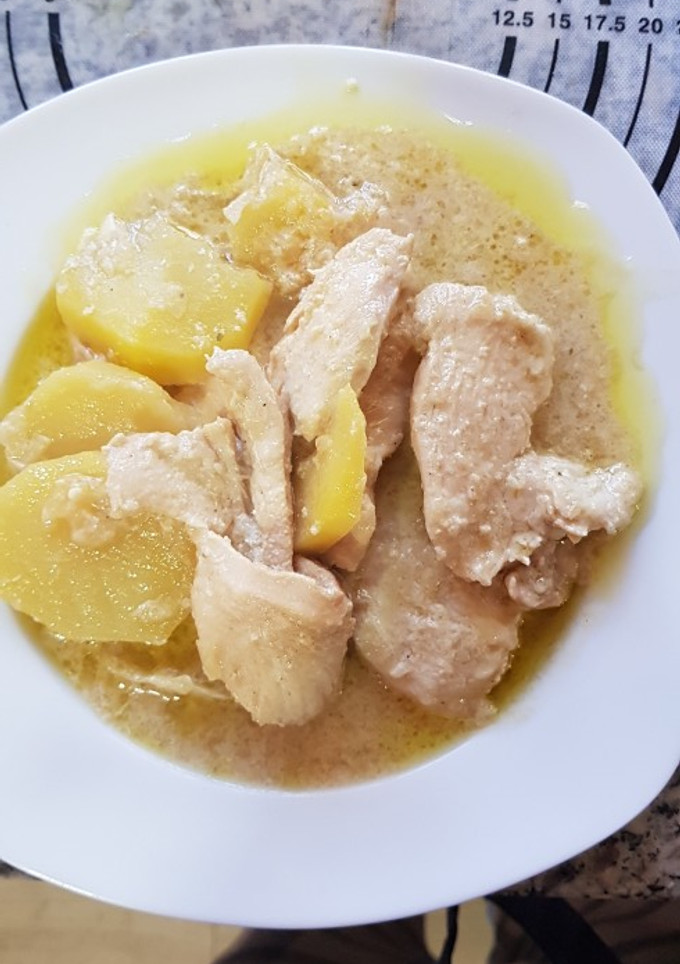 Una foto de Pollo y patatas con roquefort