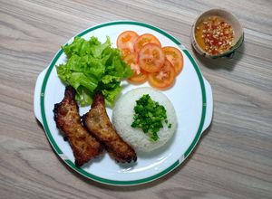 Hình của món Cơm tấm sườn cây nướng.