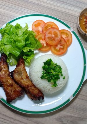 Hình của món Cơm tấm sườn cây nướng.