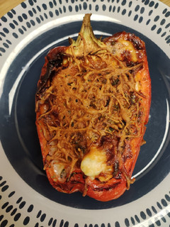 Una foto de Pimiento rojo relleno asado "freidora de aire"