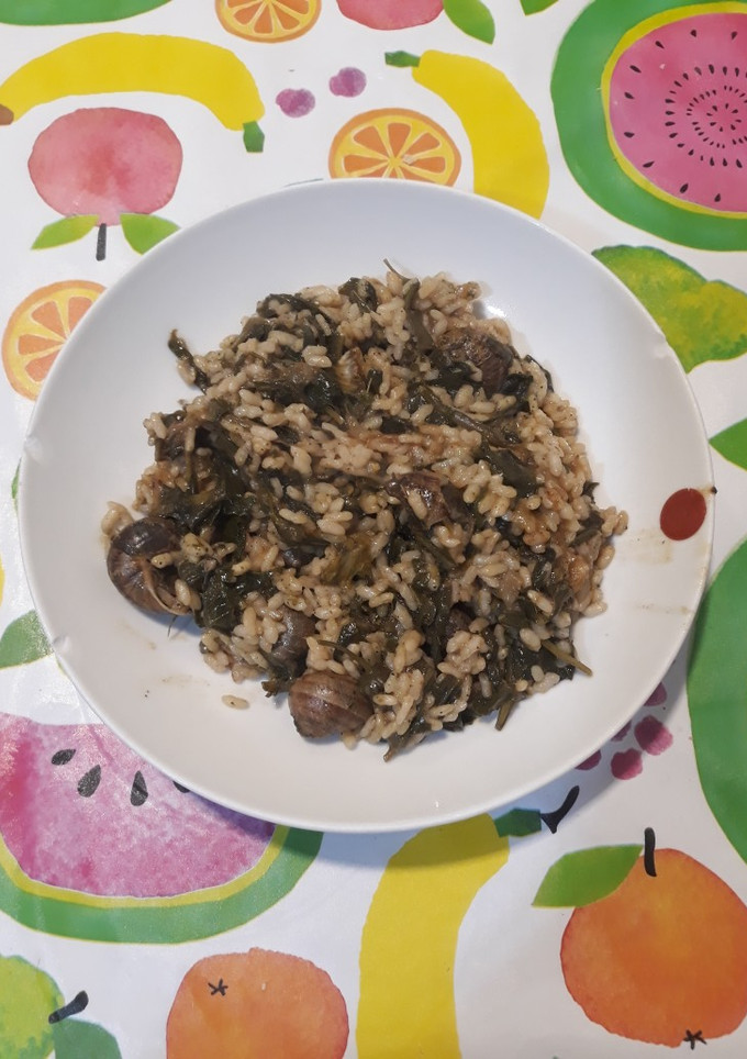 Una foto de Arroz con verduras silvestres y caracoles. Receta de posguerra