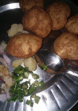 पानी पूरी (pani poori recipe in Hindi) रेसिपी मुख्य फोटो