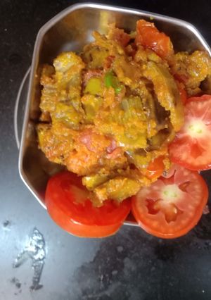 કેળા ની છાલ ને ચણા ના લોટ નું શાક(kela saak recipe in Gujarati) રેસીપી મુખ્ય ફોટો