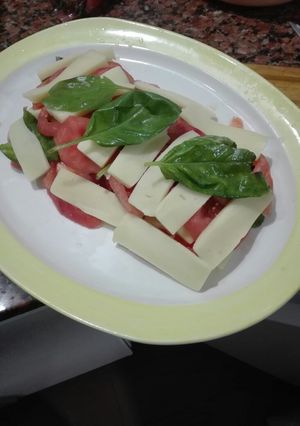 Una foto de Ensalada caprese en capas #Mercado