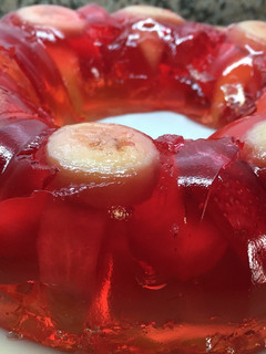 Una foto de Gelatina de frutas y colores