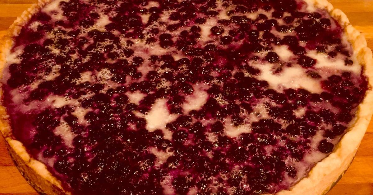 Сметанный пирог с ягодами на песочном тесте