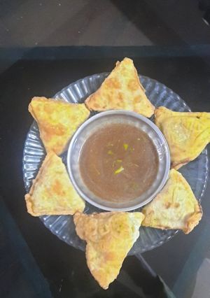 લીલી તુવેર ના સમોસા(Lili Tuver Samosa Recipe In Gujarati) રેસીપી મુખ્ય ફોટો