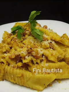 Una foto de Pasta fresca garganelli al ajillo y cúrcuma