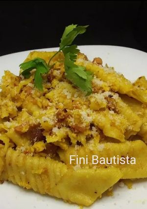 Una foto de Pasta fresca garganelli al ajillo y cúrcuma