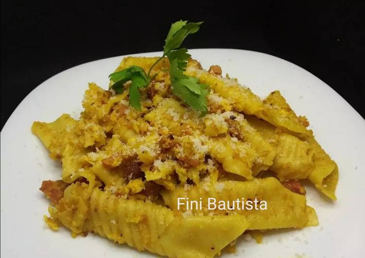 Pasta fresca garganelli al ajillo y cúrcuma