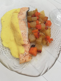 Una foto de Salmón con salsa de pimiento amarillo