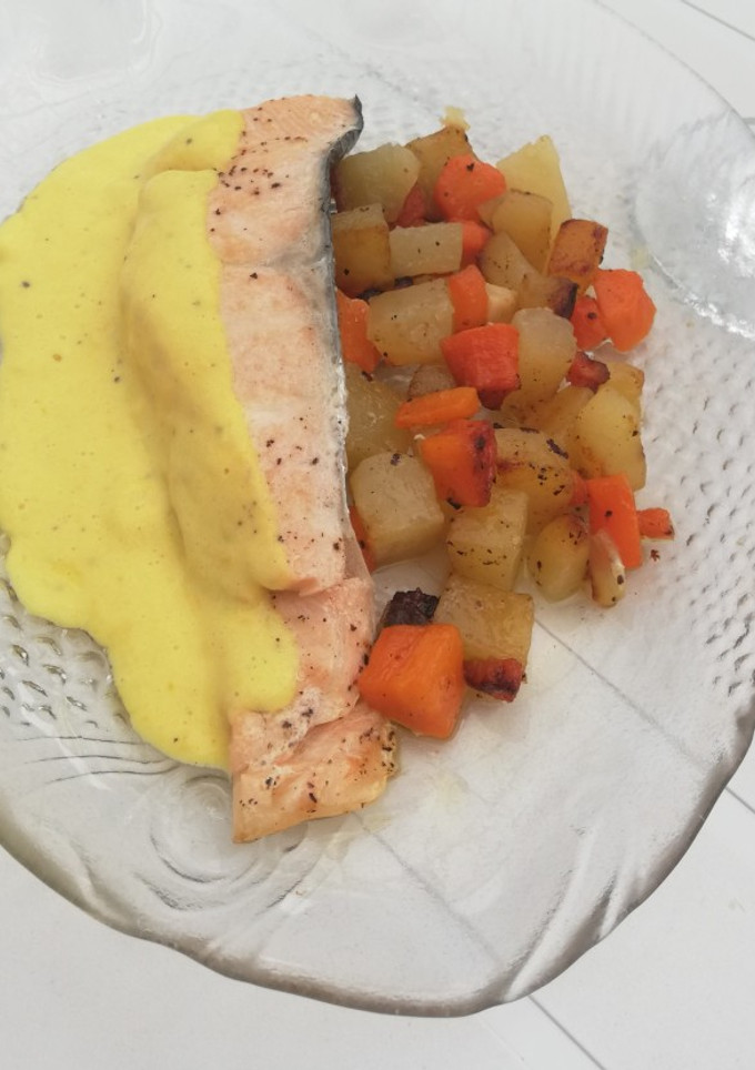 Una foto de Salmón con salsa de pimiento amarillo