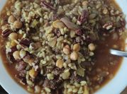 Una foto de arroz caldoso con carne ternera
