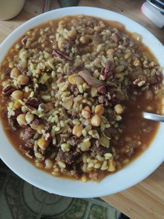 Una foto de Arroz caldoso con carne picada, garbanzos y nueces