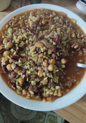 Una foto de Arroz caldoso con carne picada, garbanzos y nueces
