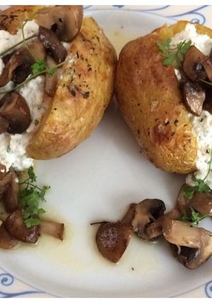 O poză a rețetei Kumpir.. cartofi copți în coajă cu cremă de ricotta și ciuperci prăjite.