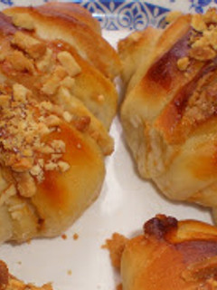 Una foto de Bollitos de brioche rellenos de mantequilla de cacahuete