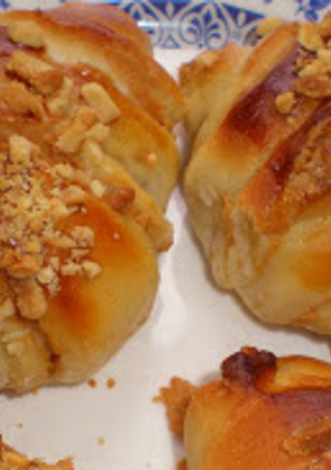 Una foto de Bollitos de brioche rellenos de mantequilla de cacahuete