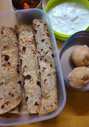 बटाटा-कोथिंबीर पराठा(Batata Kothimbir Paratha Recipe In Marathi) रेसिपी चे मुख्य फोटो 