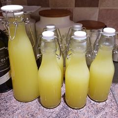 A picture of Limoncello.