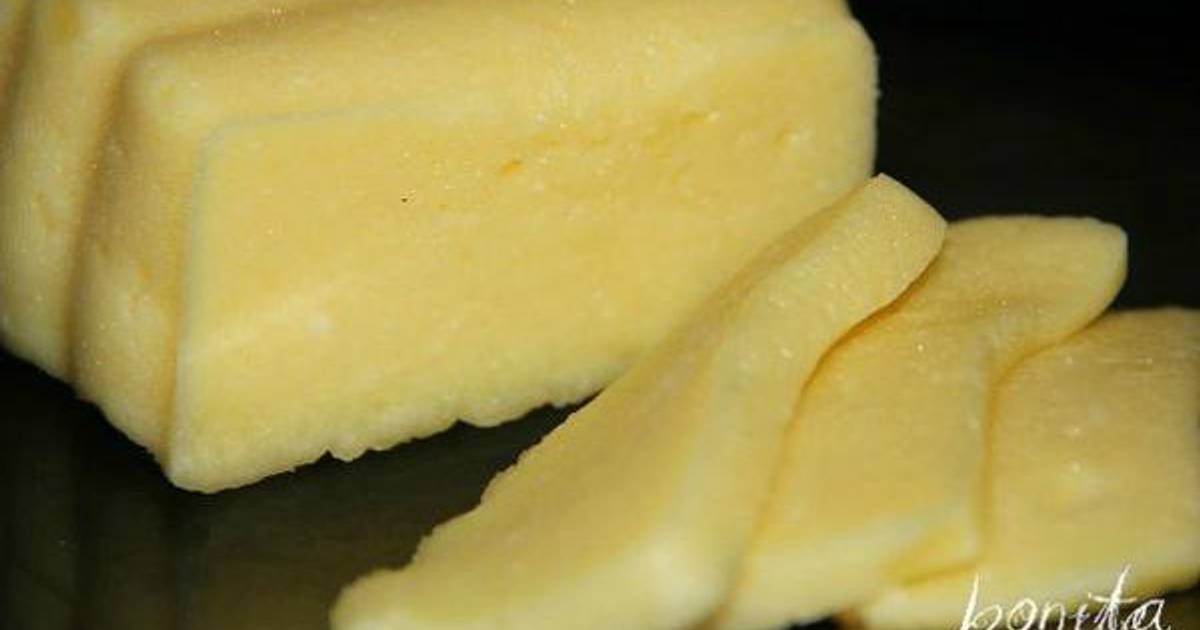 Можно сделать сыр в домашних условиях. Домашний сыр из творога. Домашний твердый сыр. Домашний сыр желтый. Домашний твердый сыр из творога.