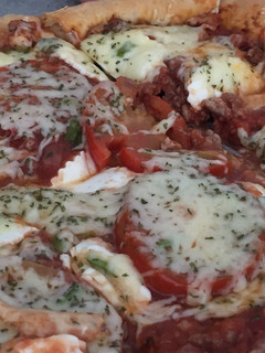 Una foto de Pizza boloñesa con bordes de queso y masa casera