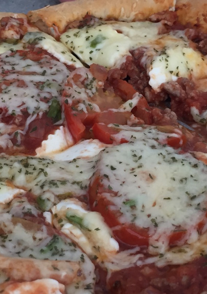 Una foto de Pizza boloñesa con bordes de queso y masa casera