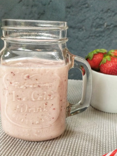Una foto de Yogurt de frutilla casero